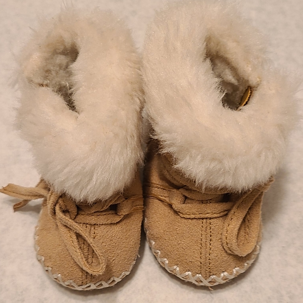 Suede zip up baby booties with faux fur trim